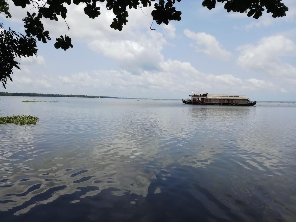 Saro Lake County Kumarakom Buitenkant foto
